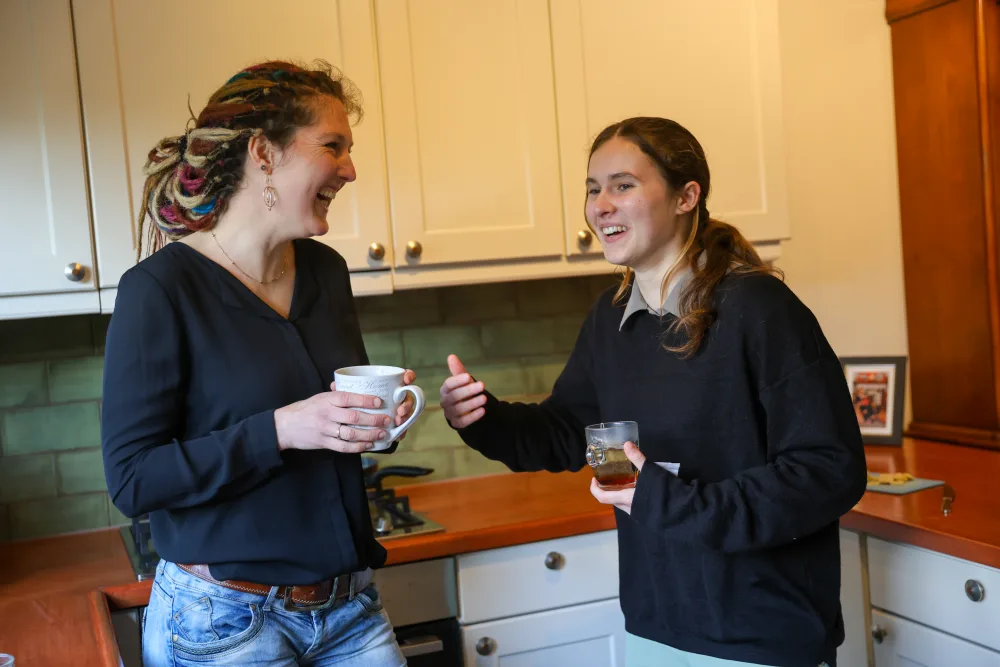 Een host en huurder kletsen in de keuken