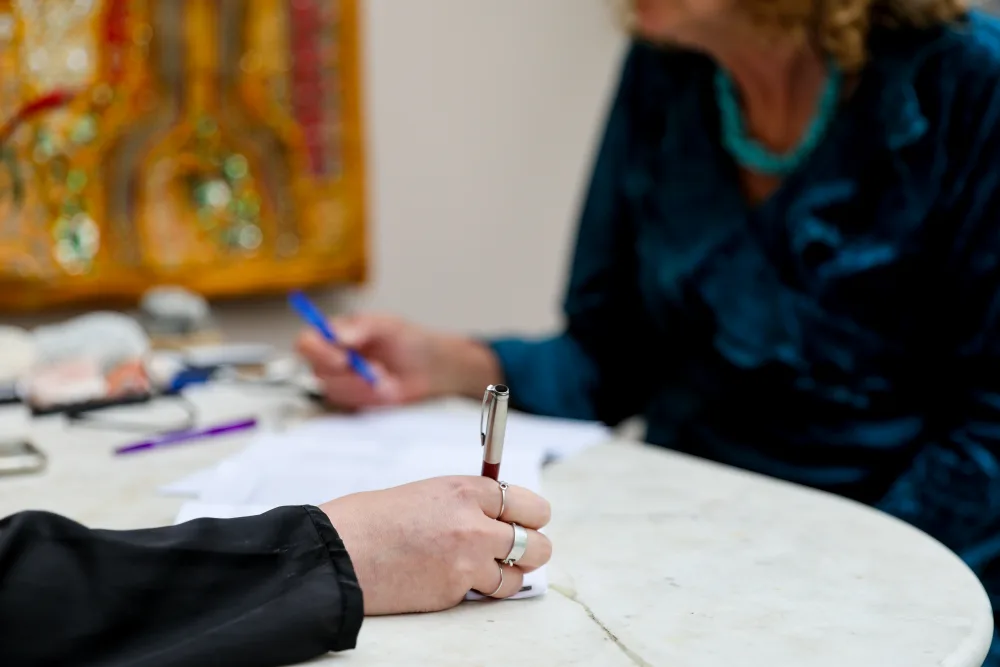 Een contract wordt ondertekend aan tafel