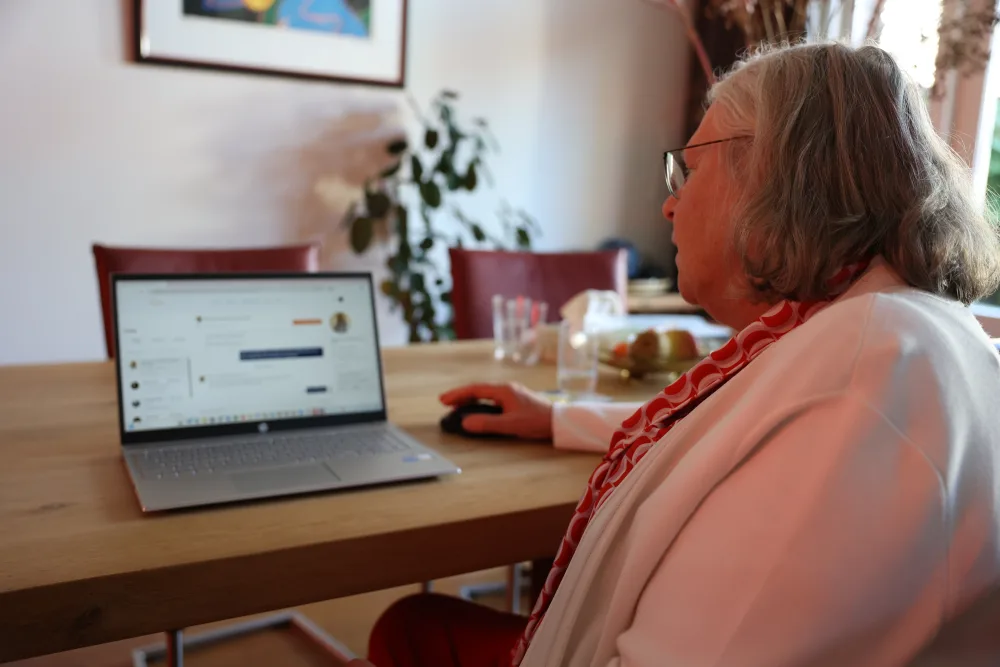 Een host maakt haar advertentie aan op een laptop