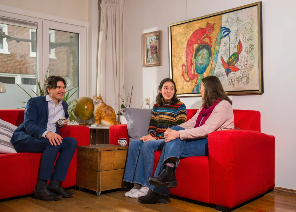 Een gesprek op een rode bank in de woonkamer