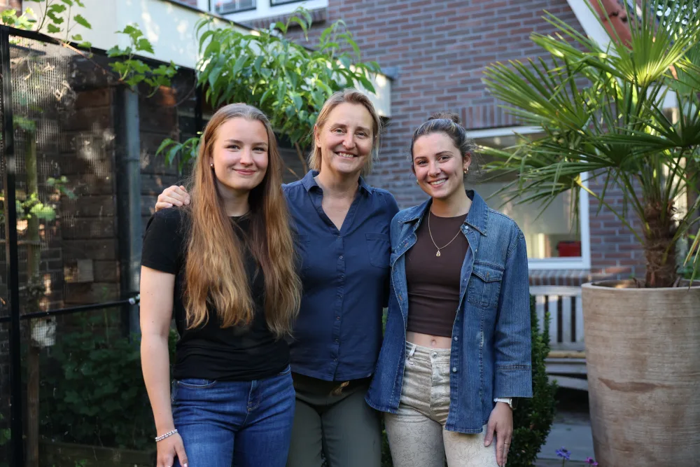 Een host met twee jonge huurders in de tuin
