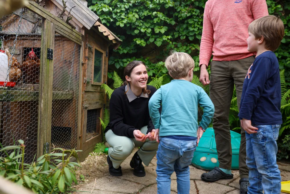 Een huurder met de hostfamilie in de tuin