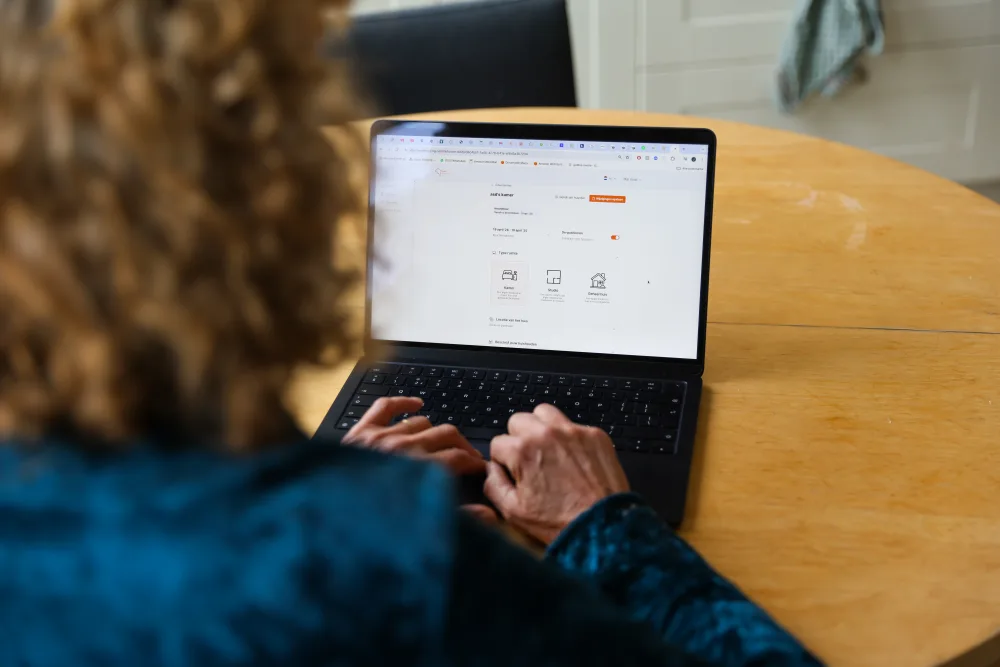 Een verhuurder bewerkt een advertentie in het Hospi Housing platform