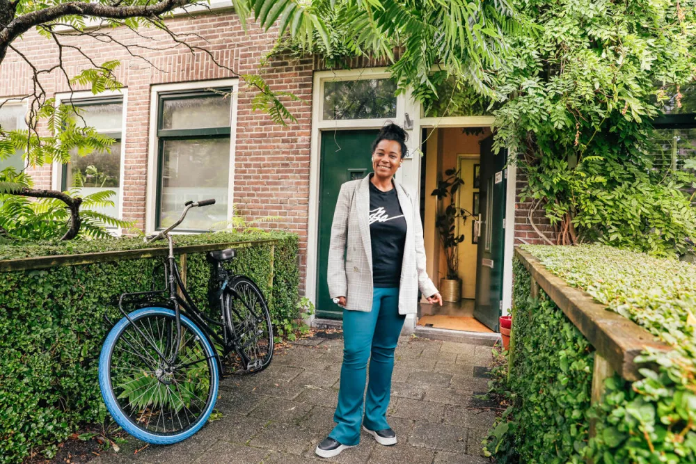 Een huurder bij de voordeur van haar nieuwe adres