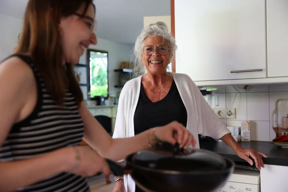 Een host en huurder koken samen in de keuken