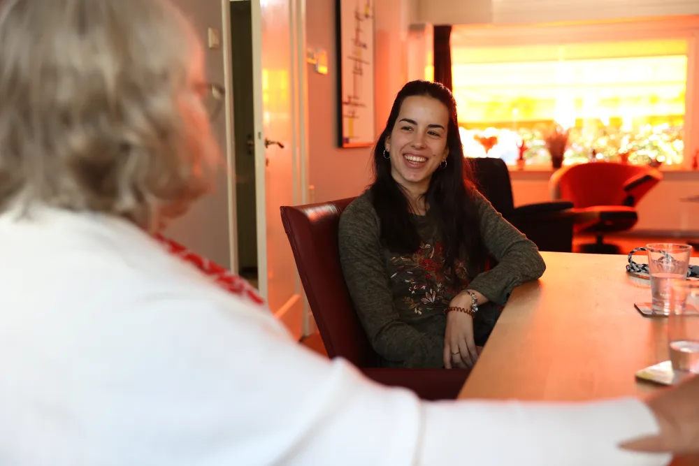 Een huurder in gesprek met de host aan tafel