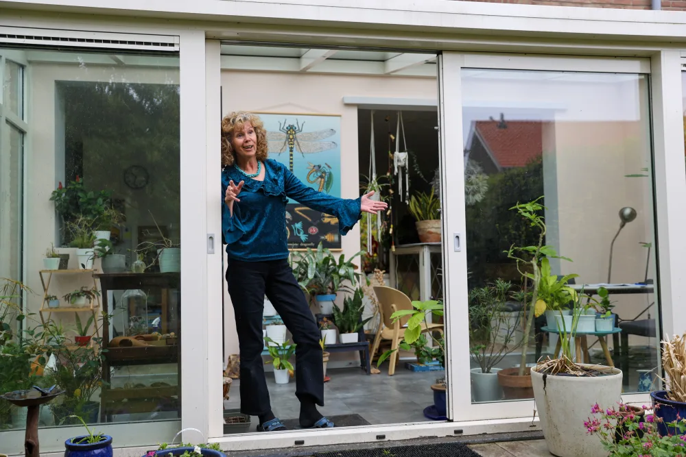 Een verhuurder in gesprek aan tafel