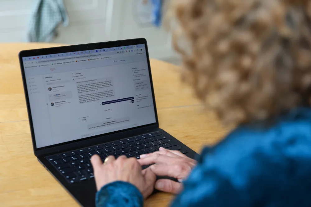 Een verhuurder in de deuropening van haar woning